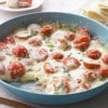 Queso fundido con tomate y albahaca