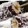 Plátanos congelados, cubiertos en nutella y coco