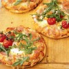 Mini pizzas con huevo y bacon