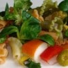 Ensalada de pasta con palitos de cangrejo y aceitunas