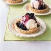 Mini tartas con helado y salsa de arándanos