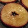 Manzanas salteadas con semillas de sésamo