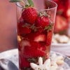 Fresas de menta con vino blanco