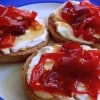 Canapés de queso con pimientos caramelizados