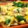 Huevos revueltos con espinaca y champiñones