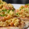 Huevos revueltos con salmón ahumado