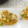 Tostones con ensalada de cangrejo y aguacate