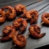 Brocheta de camarones con paprika