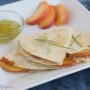 Quesadillas de melocotón y queso brie
