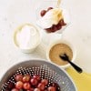 Uvas con crema y azúcar morena.