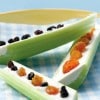 Apio relleno y frutos secos por encima