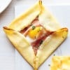Crepes cuadrados, rellenos con jamón y huevos.