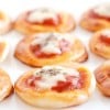 Mini pizzas con queso de crema, y jamón