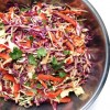 Ensalada de repollo, con salsa de maní.