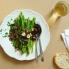 Espárragos verdes, con aceitunas kalamata.