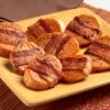 Patatas dulces con un trozo de tocino