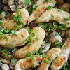 Pollo con champiñones y una salsa de vino