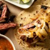 Tacos con bistec y cebollas caramelizada