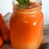 Jugo de zanahorias y manzanas