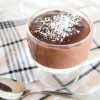 Pudín de chocolate con coco rallado