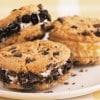 Sándwich de helado con trozos de chocolate