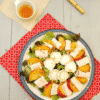 Ensalada de nectarinas, pollo y queso
