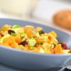 15442810 ensalada fresca hecha de cocidas las patatas dulces manzanas frescas nueces pasas y chalotes enfoque