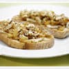 Tostada de pera caramelizada con queso de cabra y avellanas